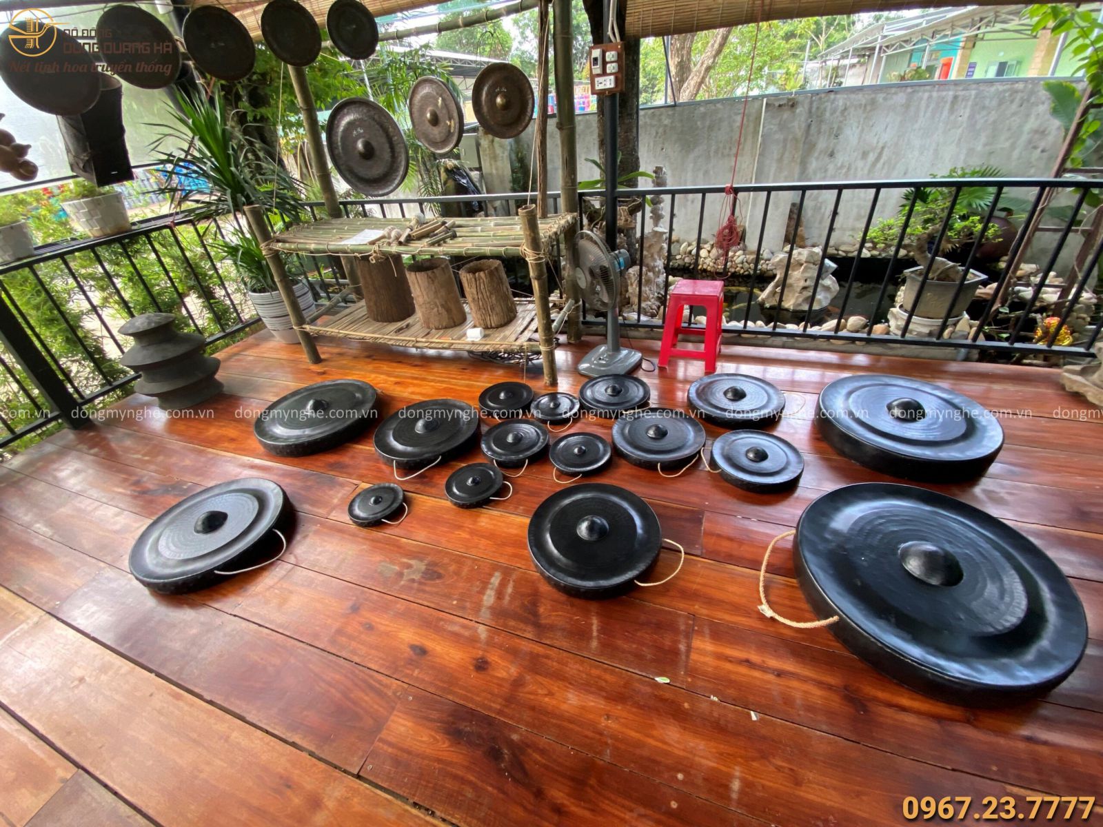 Bàn giao chiêng đồng cho khách  Bàn giao chiêng đồng cho khách