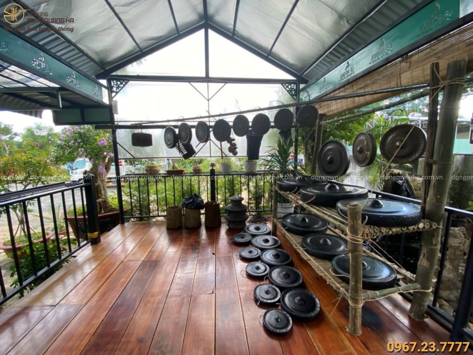 Bàn giao chiêng đồng cho khách  Bàn giao chiêng đồng cho khách