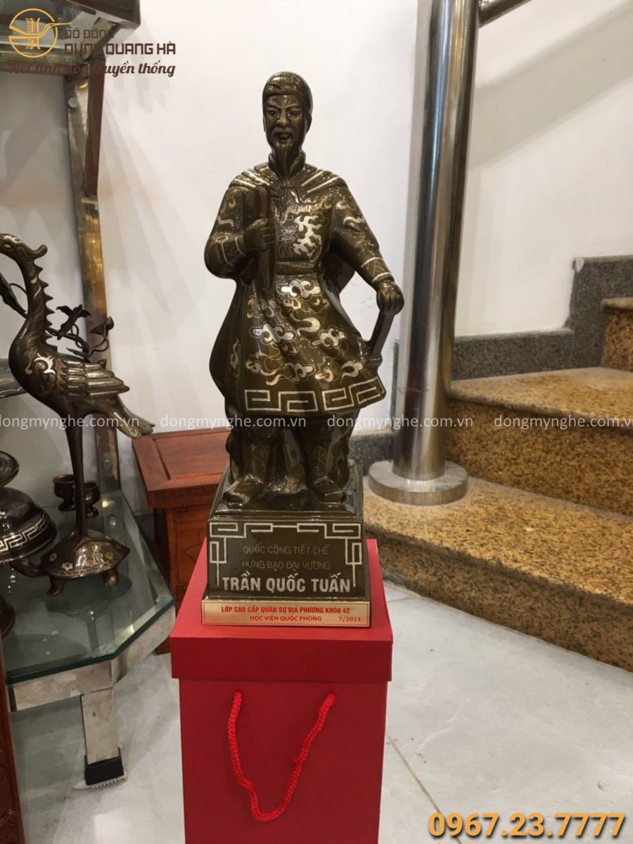 Bàn giao tượng Trần Quốc Tuấn bằng đồng  Bàn giao tượng Trần Quốc Tuấn bằng đồng