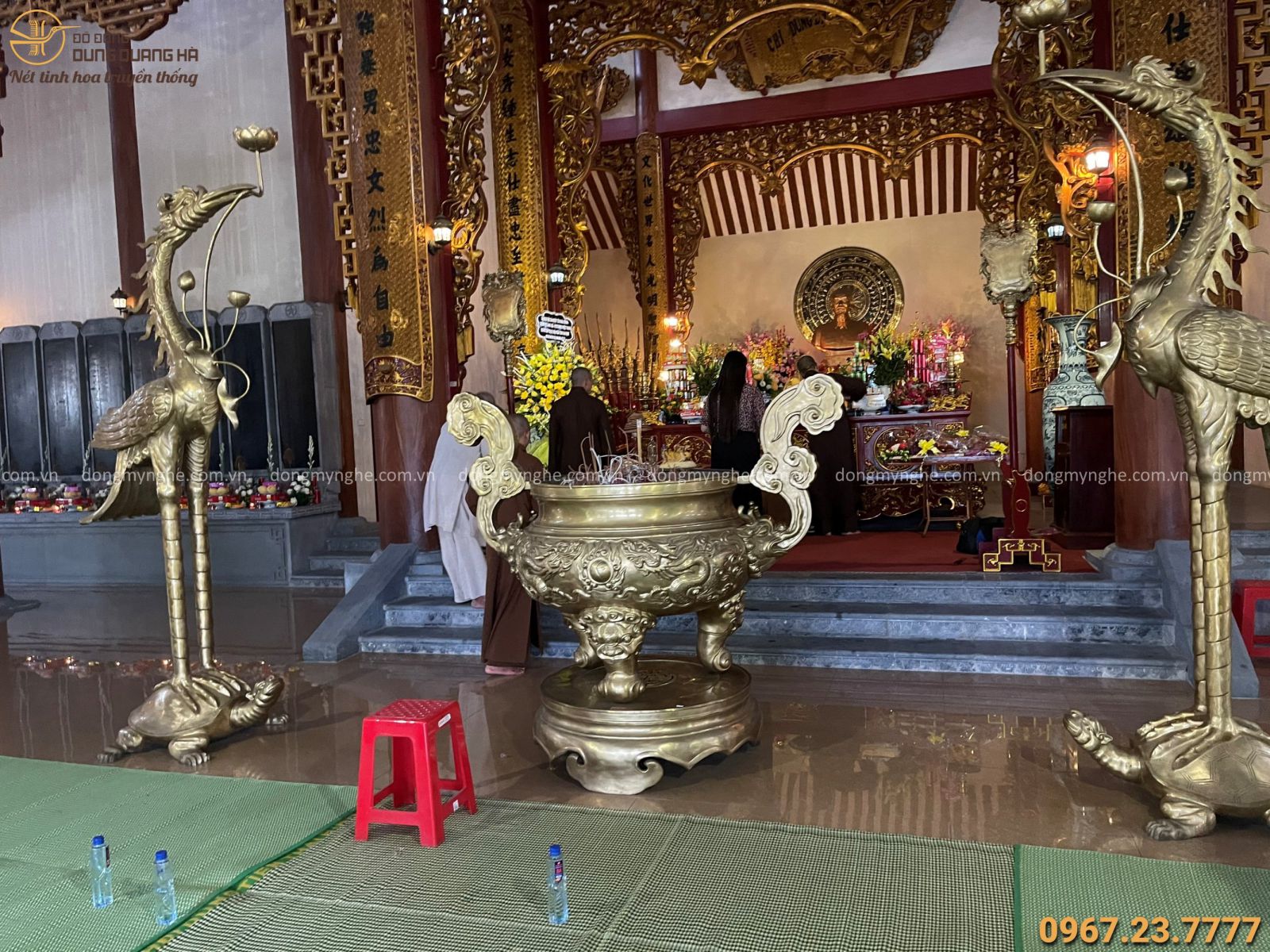 bàn giao lư hương đồng và đôi hạc đồng thờ cúng 