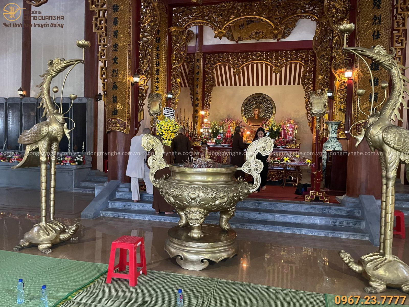 bàn giao lư hương đồng và đôi hạc đồng thờ cúng 