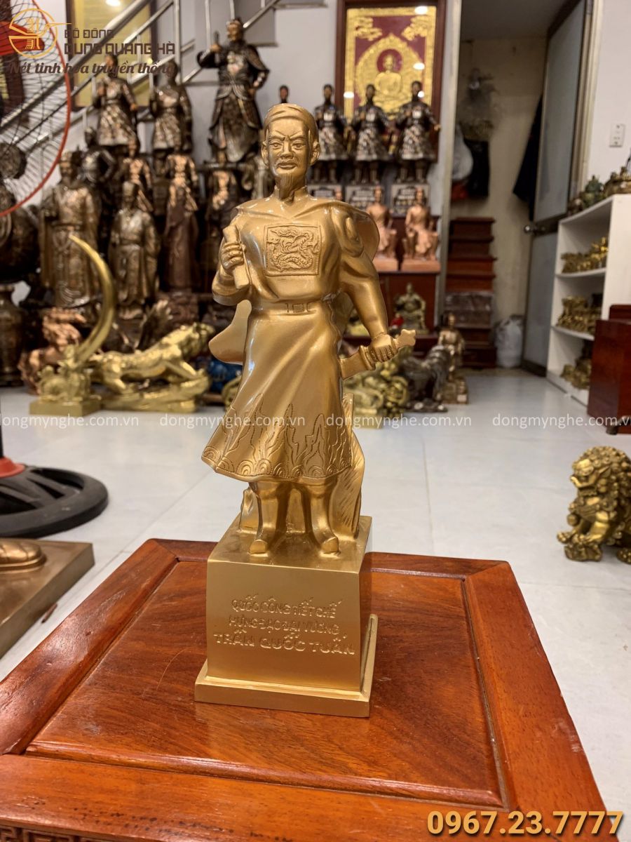 tượng Trần Quốc Tuấn bằng đổng đỏ Hoàn thiện tượng cho khách