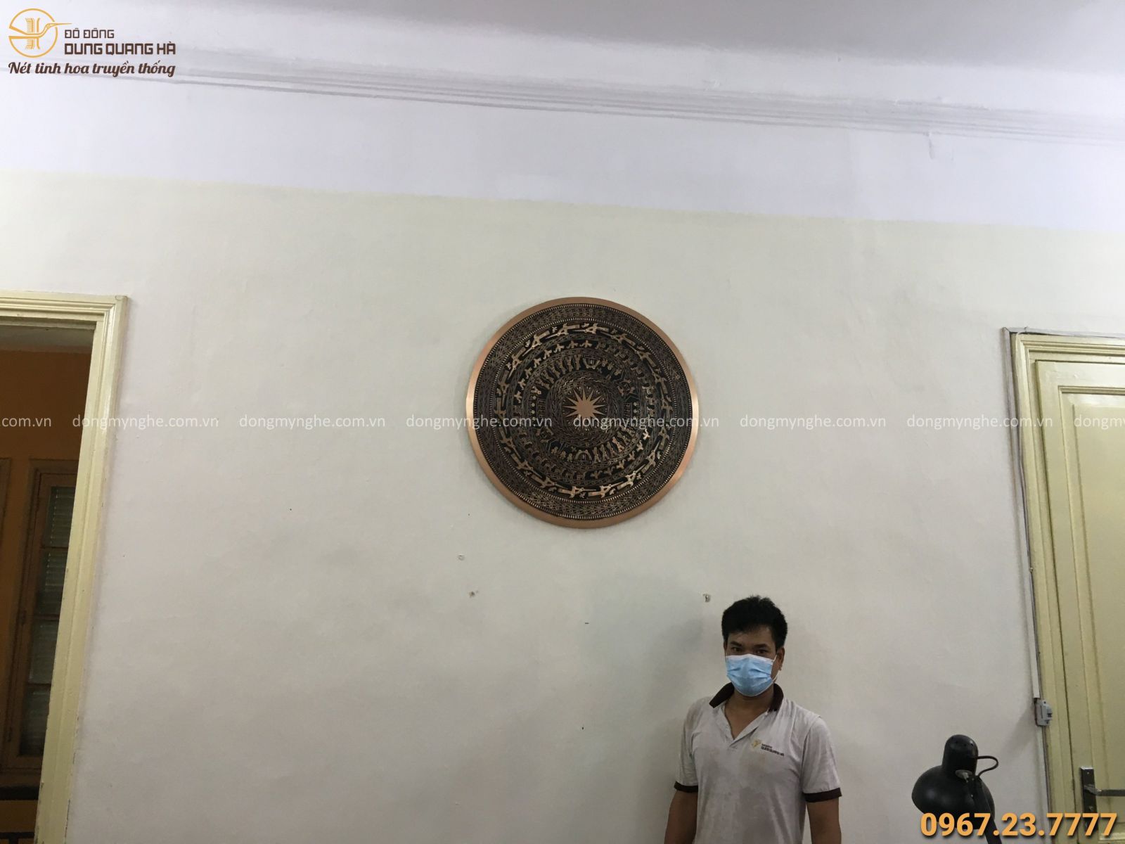 treo mặt trống đồng đỏ cho khách treo mặt trống đồng đỏ cho khách