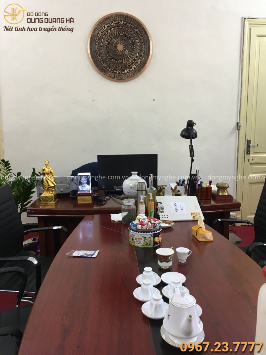 treo mặt trống đồng đỏ cho khách treo mặt trống đồng đỏ cho khách