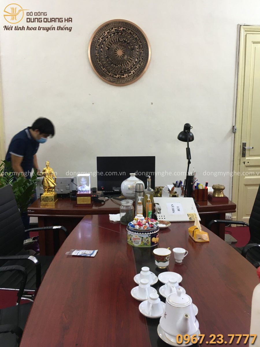 treo mặt trống đồng đỏ cho khách treo mặt trống đồng đỏ cho khách