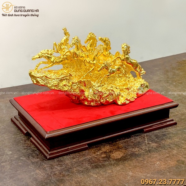 Tượng bát mã truy phong cách đặt tỳ hưu trong phòng khách