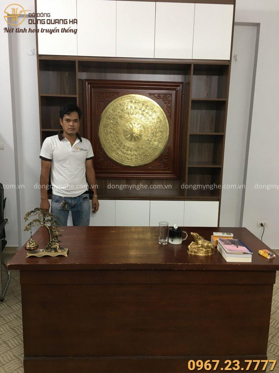 Treo tranh mặt trống đồng cho khách Treo tranh mặt trống đồng cho khách