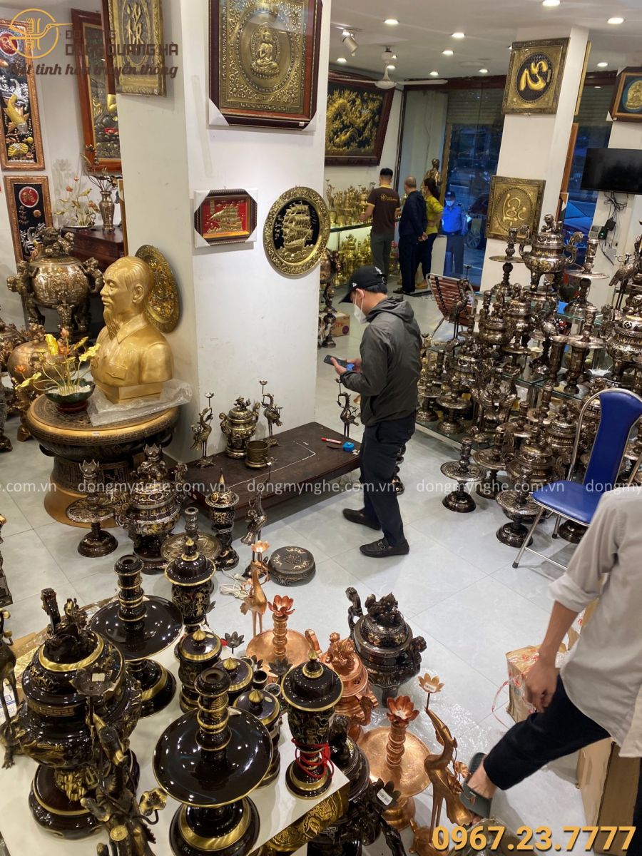 Khách đến tham quan cửa hàng Khách đến tham quan cửa hàng