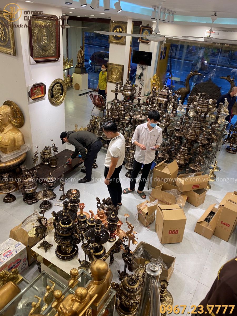 Khách đến tham quan cửa hàng Khách đến tham quan cửa hàng