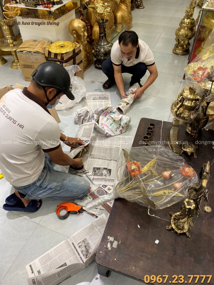 Khách đến tham quan và mua hàng tại Dung Quang Hà