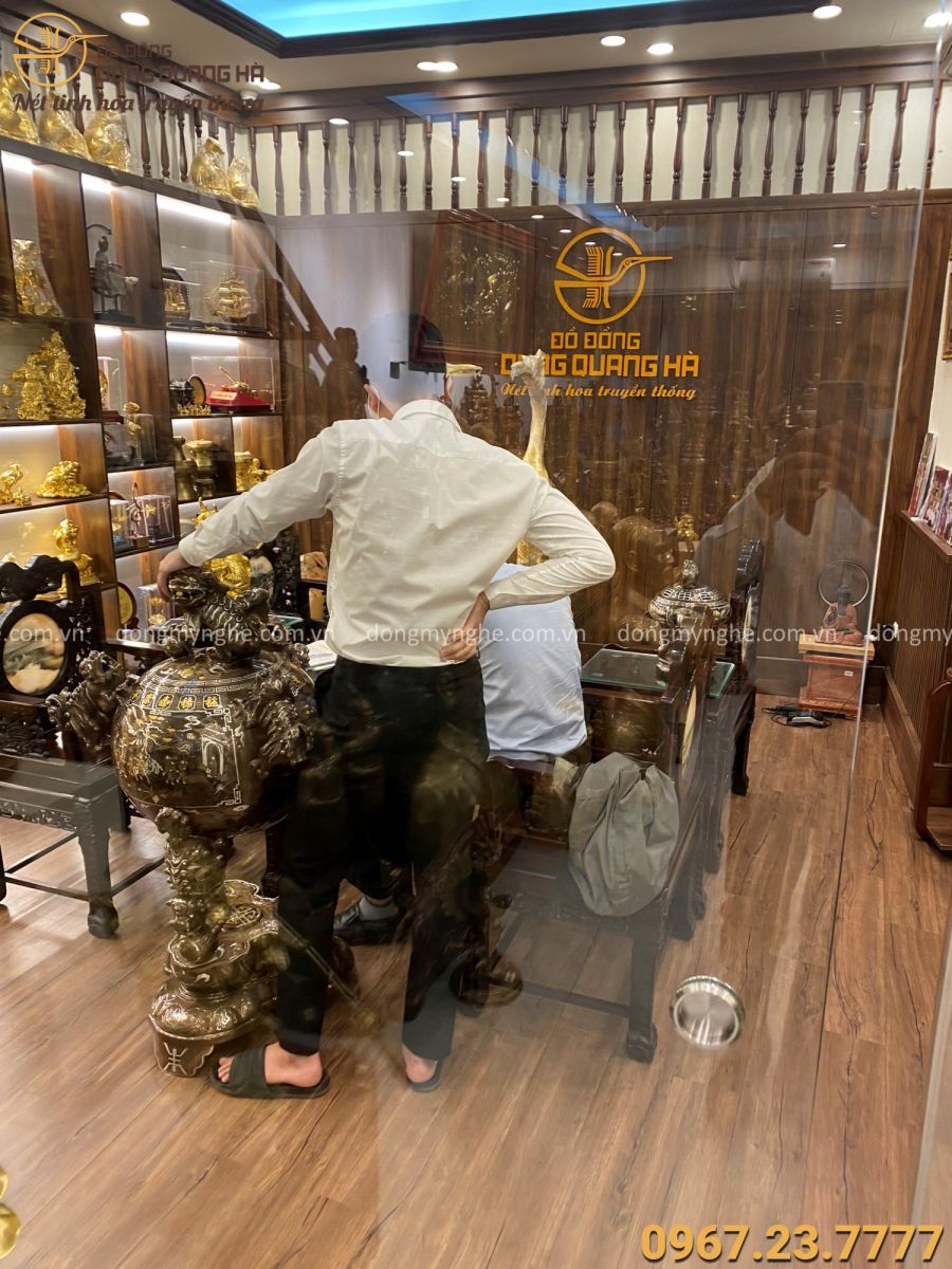 Khách đến tham quan và mua hàng tại Dung Quang Hà