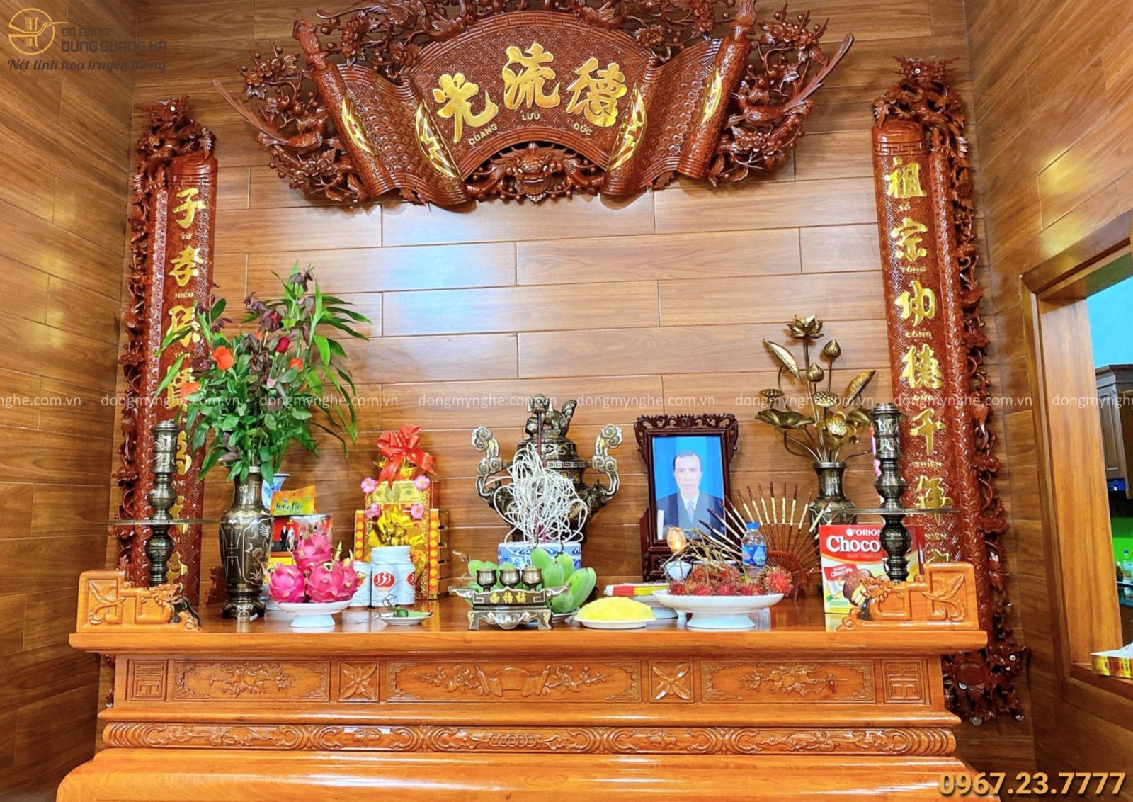 Bàn thờ Phật và gia tiên trang trọng và ấm cúng trong không gian gia đình khiến cho không khí thêm trang nghiêm và tinh tế. Việc cùng nhau cầu nguyện và thắp nhang trên bàn thờ Phật mang đến mối quan hệ gia đình mật thiết và hạnh phúc thêm trọn vẹn.