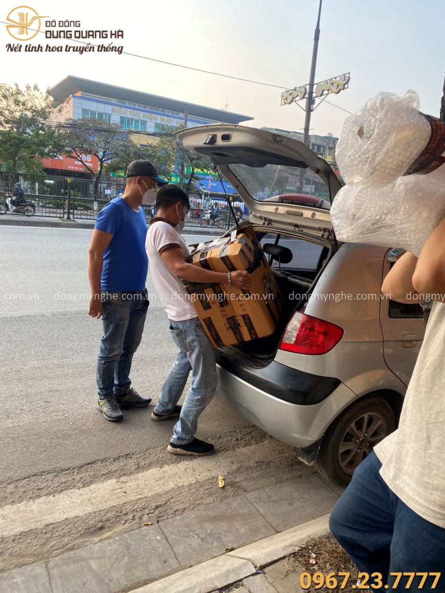 Khách đến mua hàng tại Đồ Đồng Dung Quang Hà Khách đến mua hàng tại Đồ Đồng Dung Quang Hà