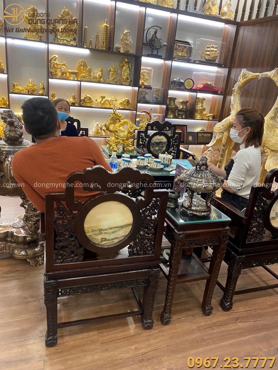 Khách đến mua hàng tại Đồ Đồng Dung Quang Hà Khách đến mua hàng tại Đồ Đồng Dung Quang Hà