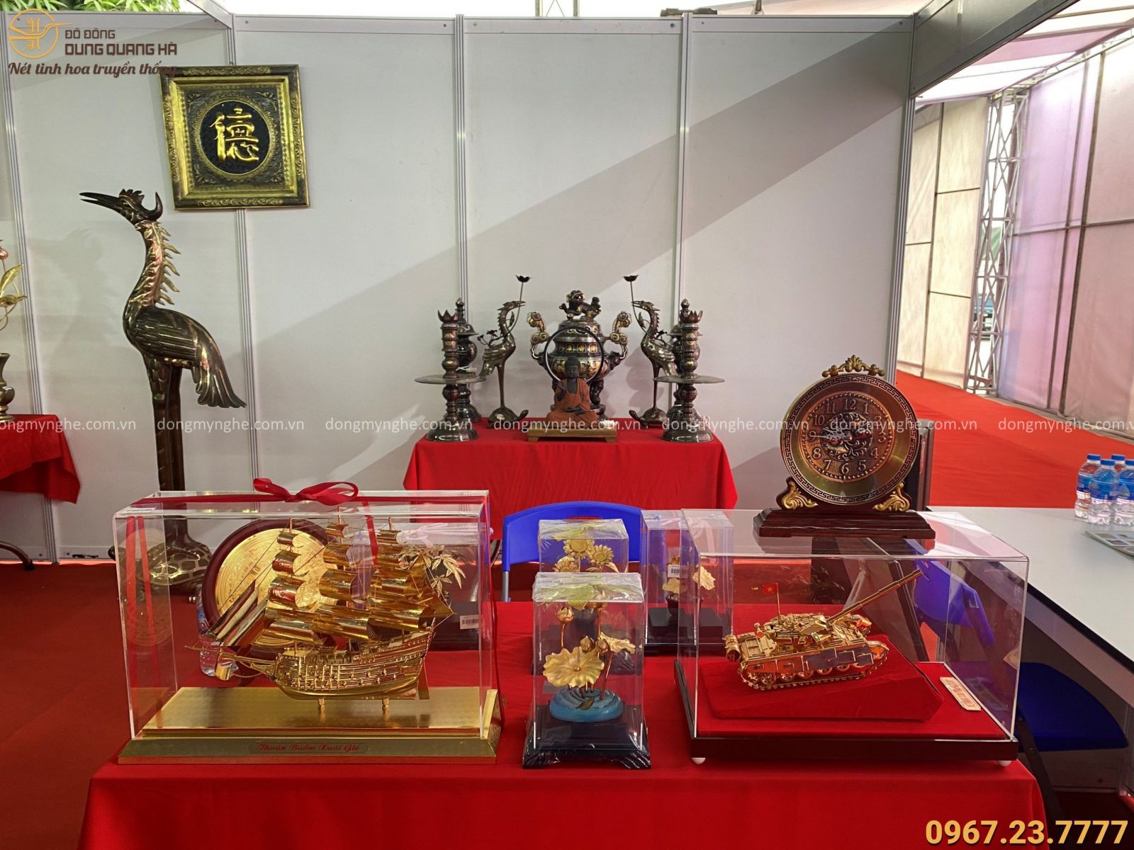 Một số sản phẩm đồ đồng mỹ nghệ được giới thiệu tại hội chợ Một số sản phẩm đồ đồng mỹ nghệ được giới thiệu tại hội chợ