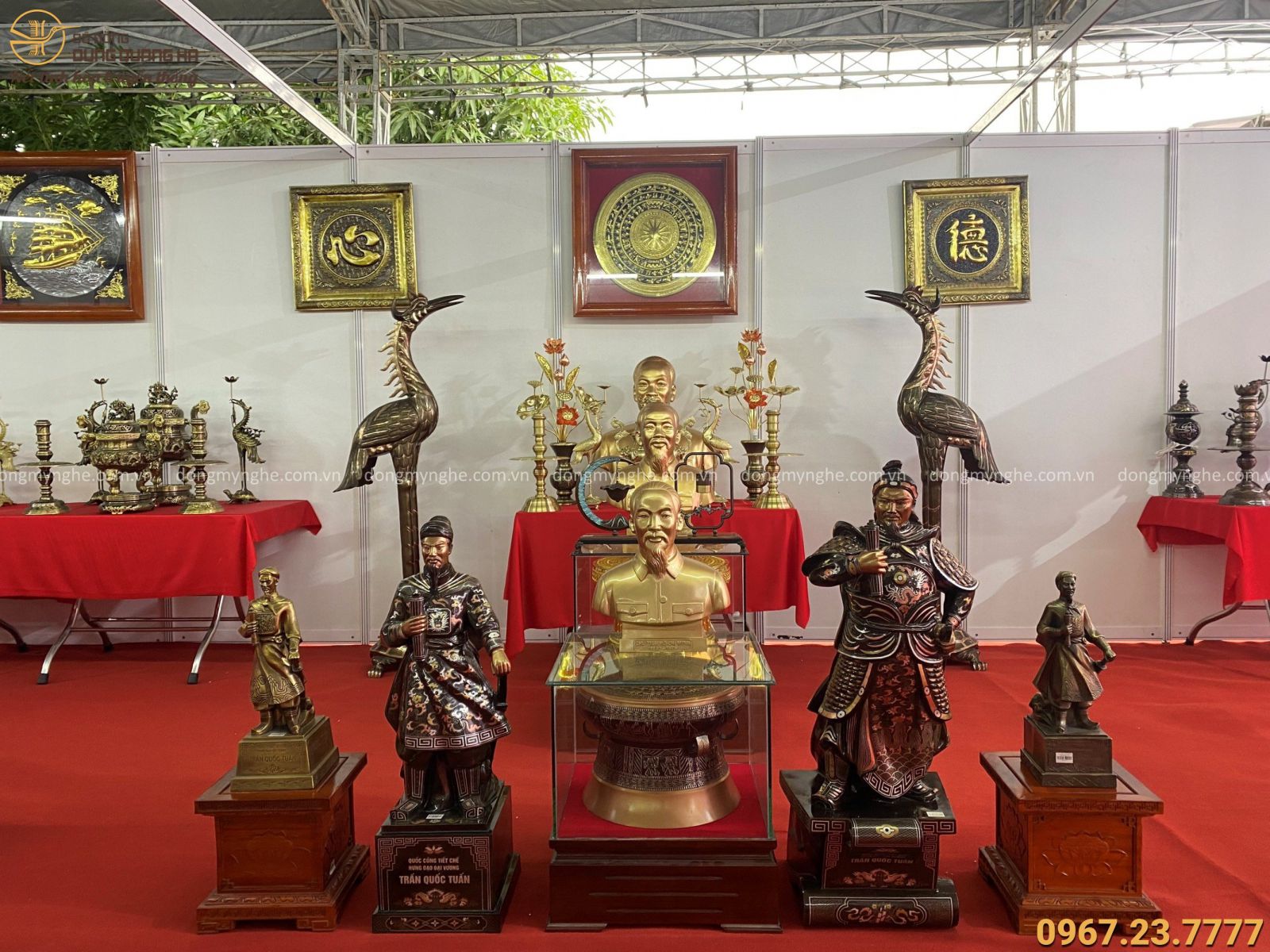 Một số sản phẩm đồ đồng mỹ nghệ được giới thiệu tại hội chợ Một số sản phẩm đồ đồng mỹ nghệ được giới thiệu tại hội chợ