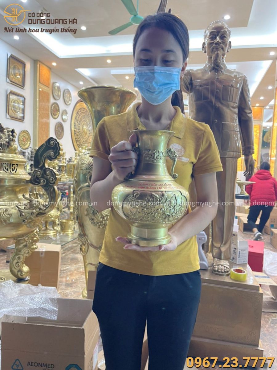 Qùa tặng lọ hoa bằng đồng