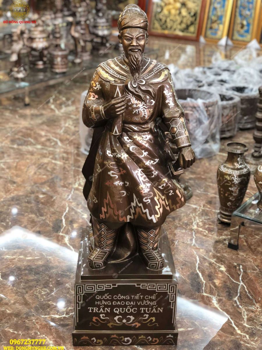 Tượng Trần Quốc Tuấn 3
