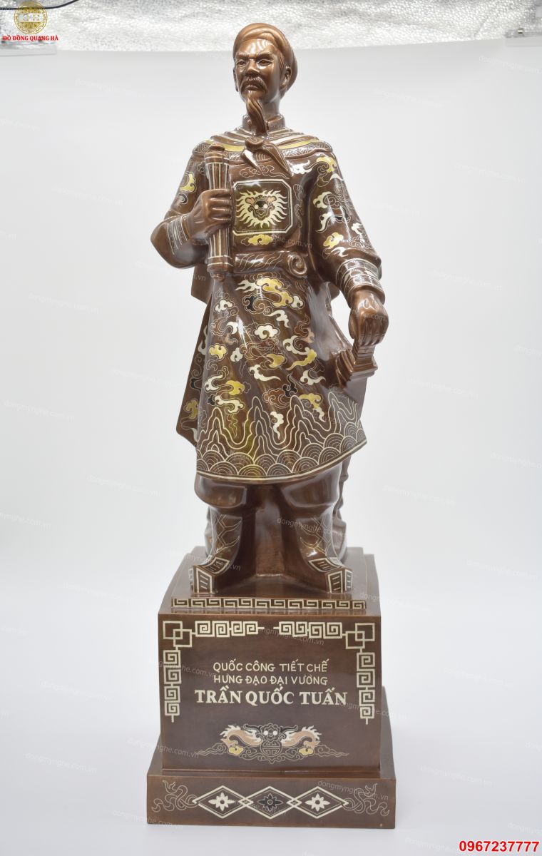 Tượng Trần Hưng Đạo 