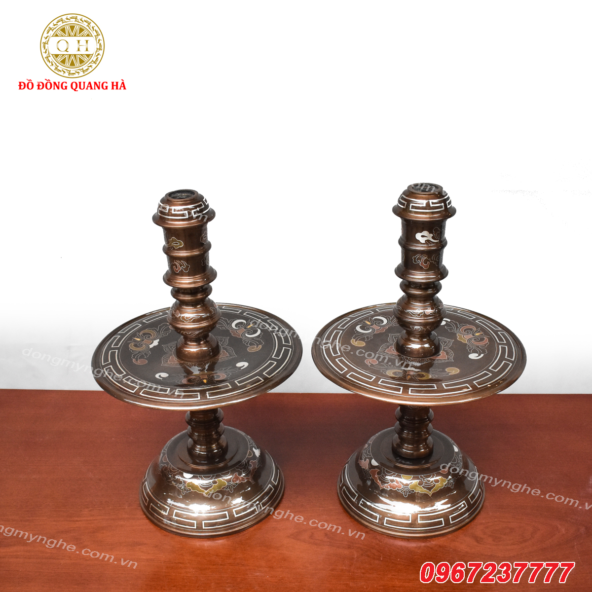 Chân nến bàn thờ