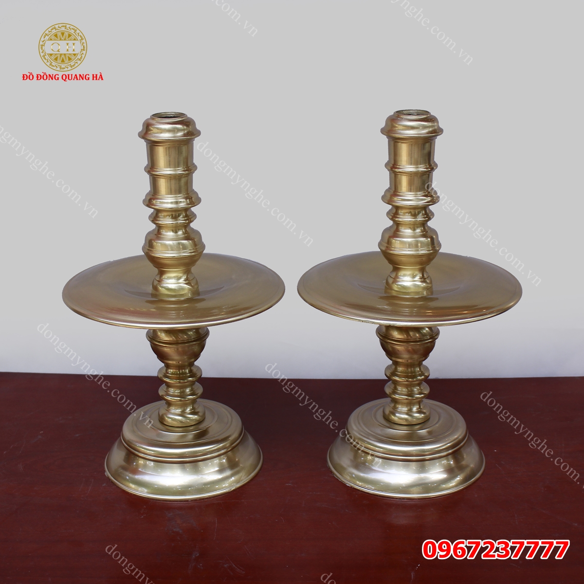 Chân nến bàn thờ