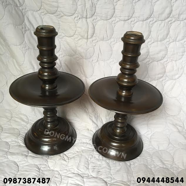 Chân nến bàn thờ