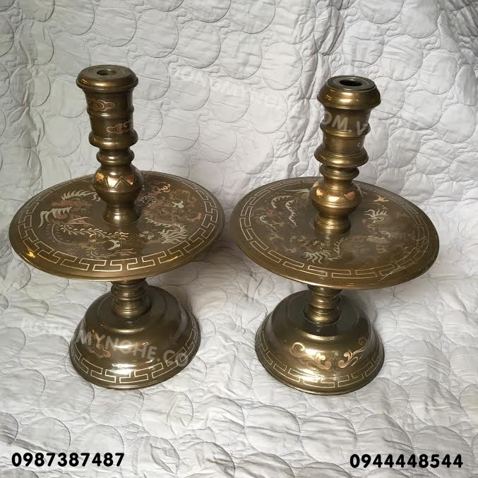 Chân nến bàn thờ