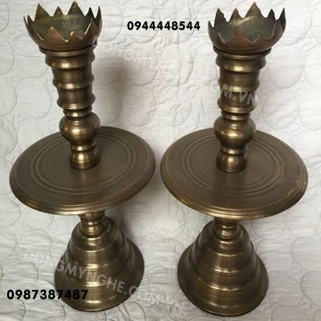 Chân nến bàn thờ