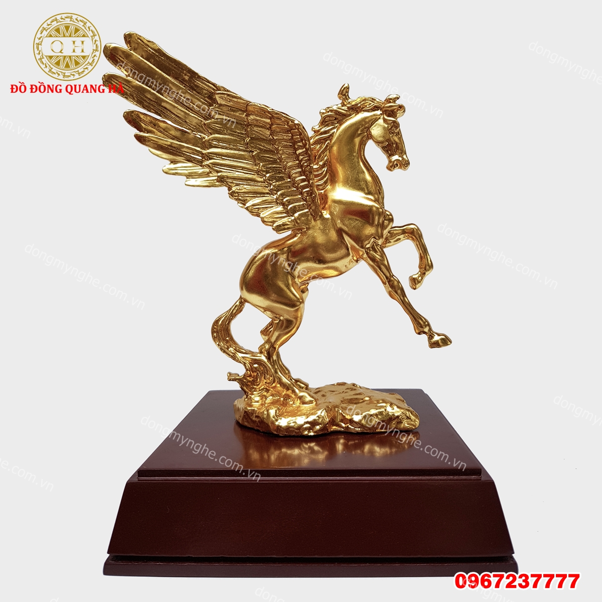 Tượng ngựa có cánh 