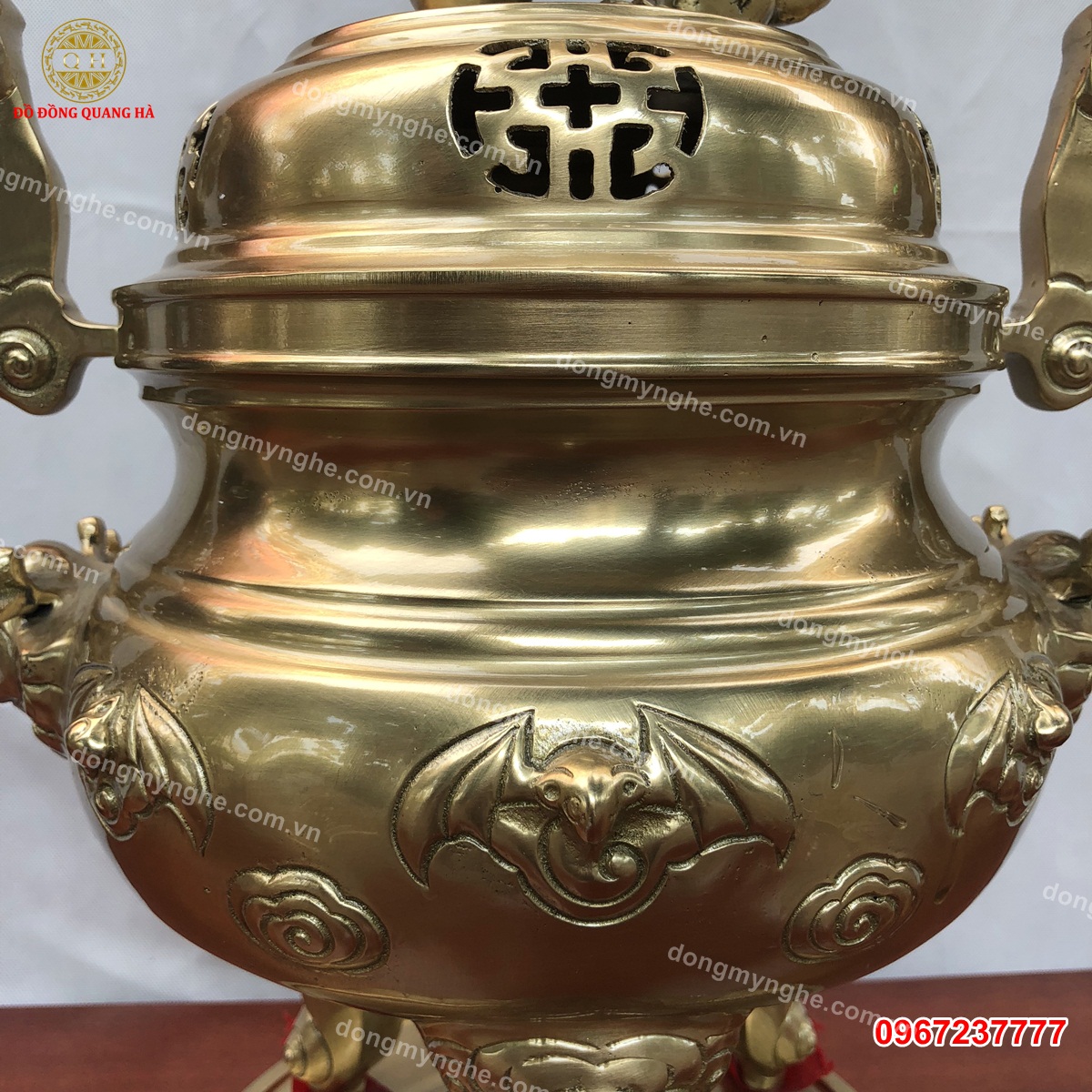 Hình ảnh con dơi trên đỉnh đồng