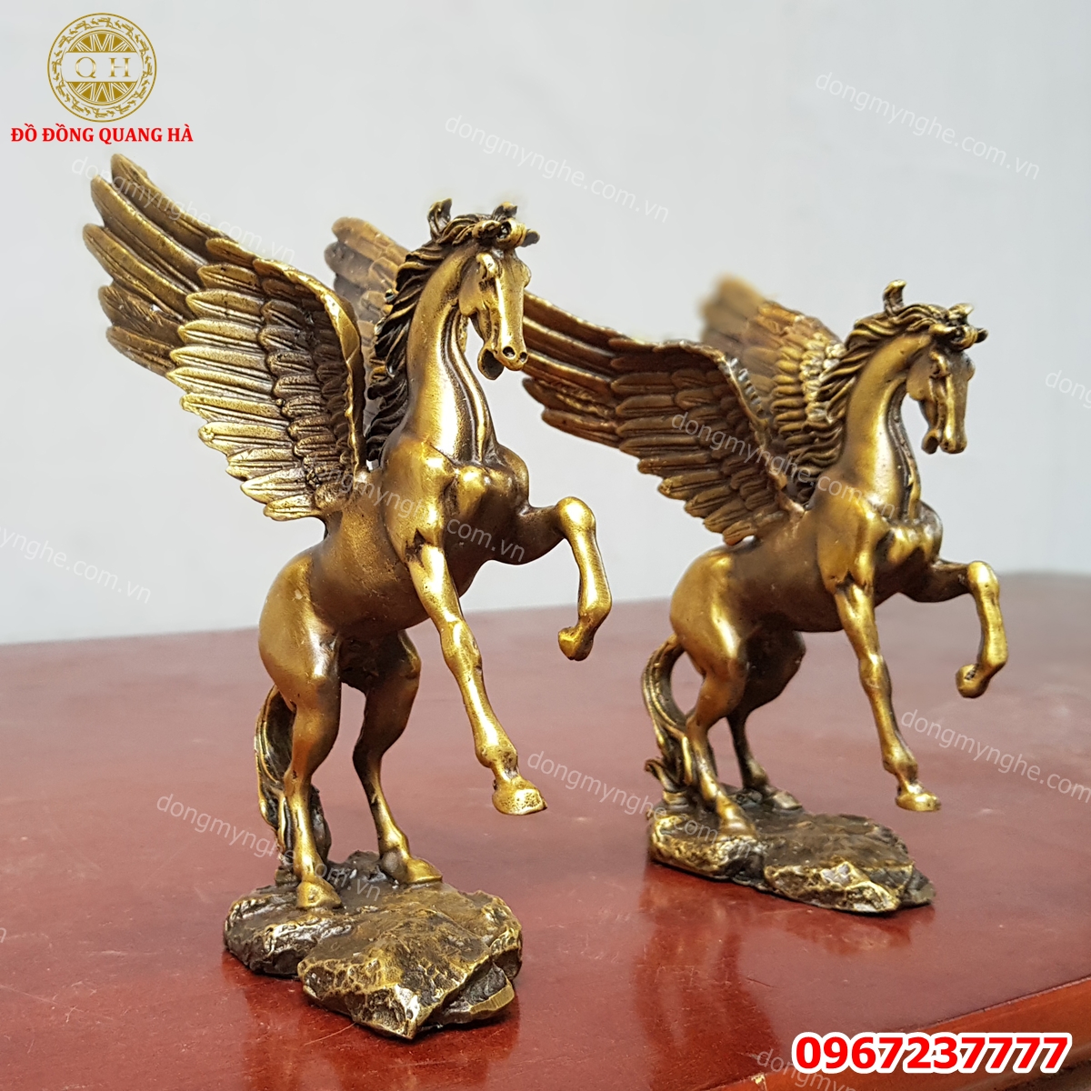 Tượng ngựa có cánh 