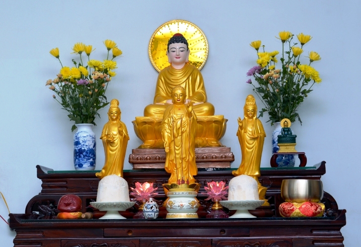 Trang trí bàn thờ Phật tại nhà: Trang trí bàn thờ Phật tại nhà không chỉ dành cho các Phật tử, mà còn là nơi để bất cứ ai cần tìm kiếm sự thanh tịnh và tâm linh. Trang trí bàn thờ Phật tại nhà giúp mang đến sự thanh lọc tinh thần và tránh xa điều xấu trong cuộc sống. Hãy sắp xếp một góc bàn thờ tại nhà của bạn và tìm kiếm cảm giác thanh tịnh bên những hình ảnh Phật đẹp, tâm linh.