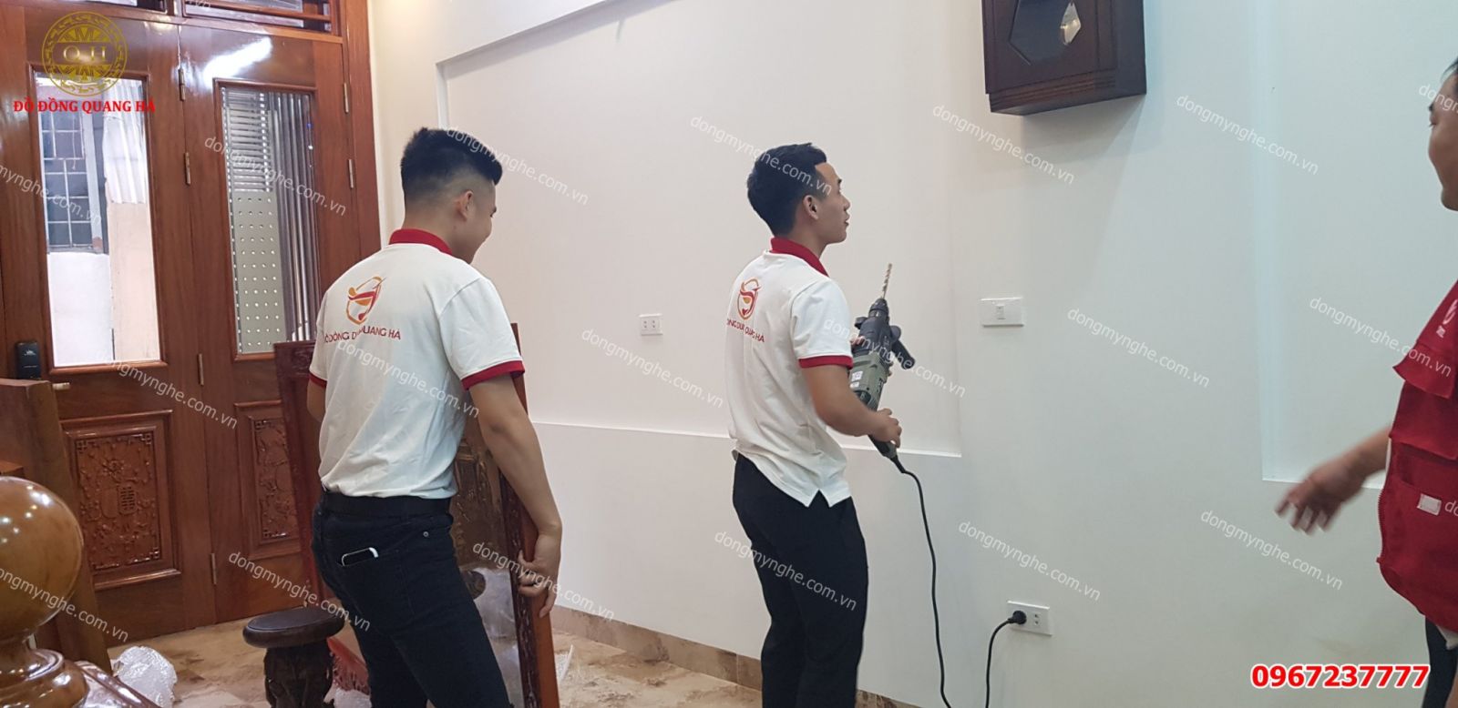 Treo tranh tại nhà cho khách hàng