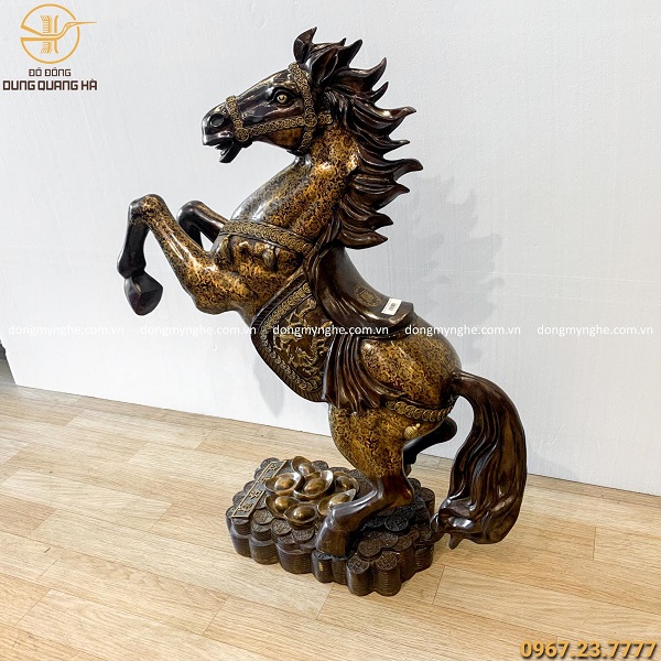 cách đặt tượng ngựa trên bàn làm việc 