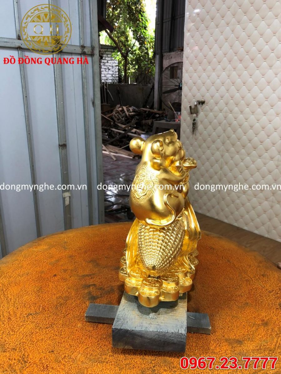 Đôi chuột đứng trên bắp ngô dát vàng Đôi chuột đứng trên bắp ngô dát vàng