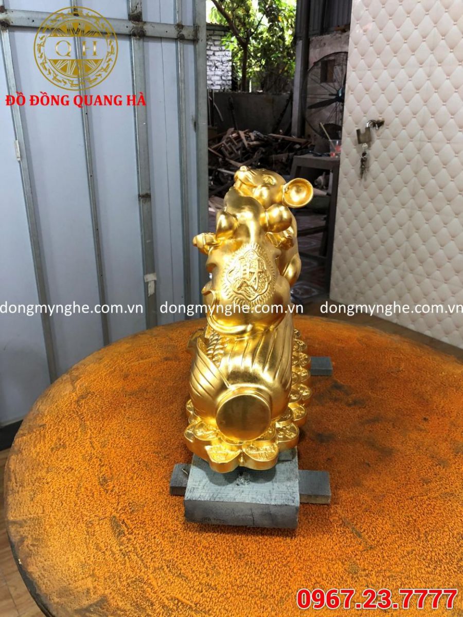 Đôi chuột đứng trên bắp ngô dát vàng 9999 Đôi chuột đứng trên bắp ngô dát vàng 9999