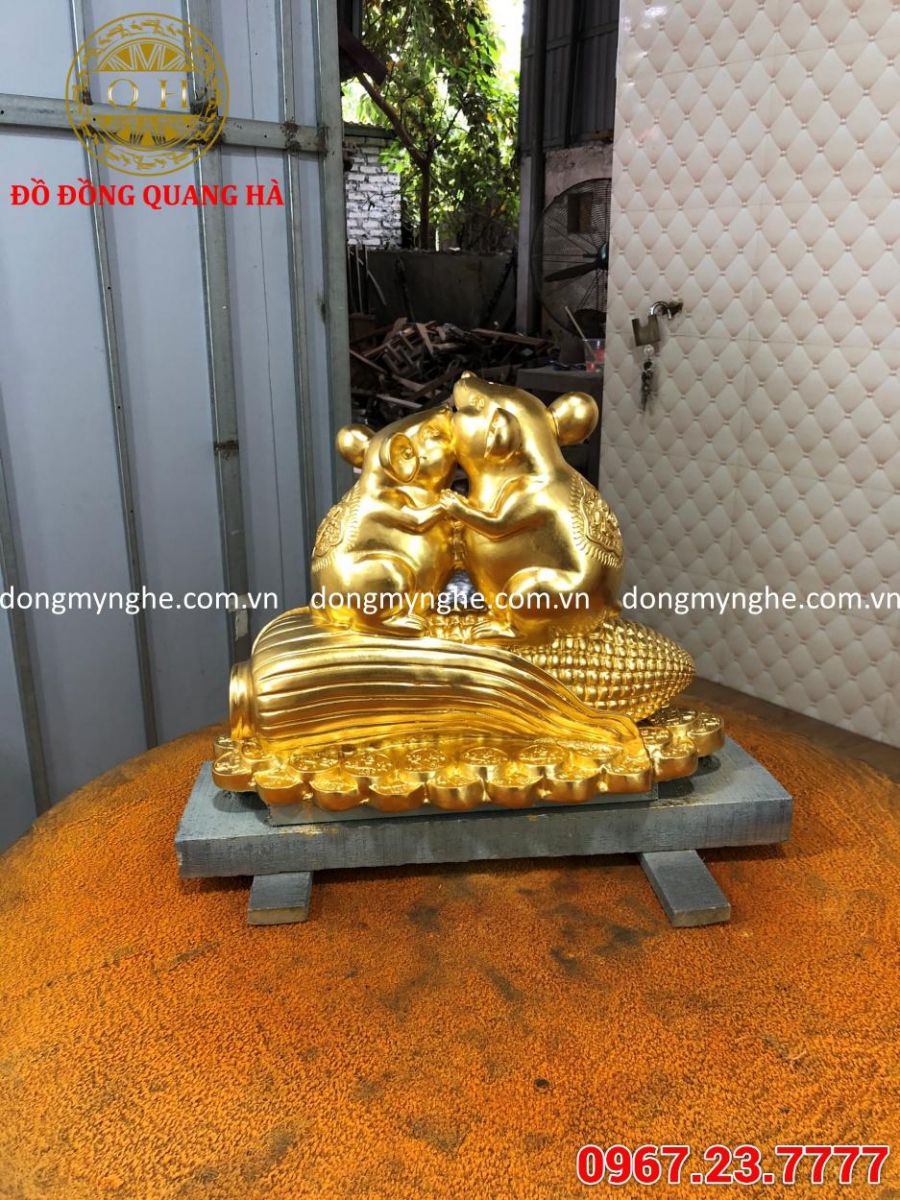 Đôi chuột đứng trên bắp ngô dát vàng 9999 Đôi chuột đứng trên bắp ngô dát vàng 9999