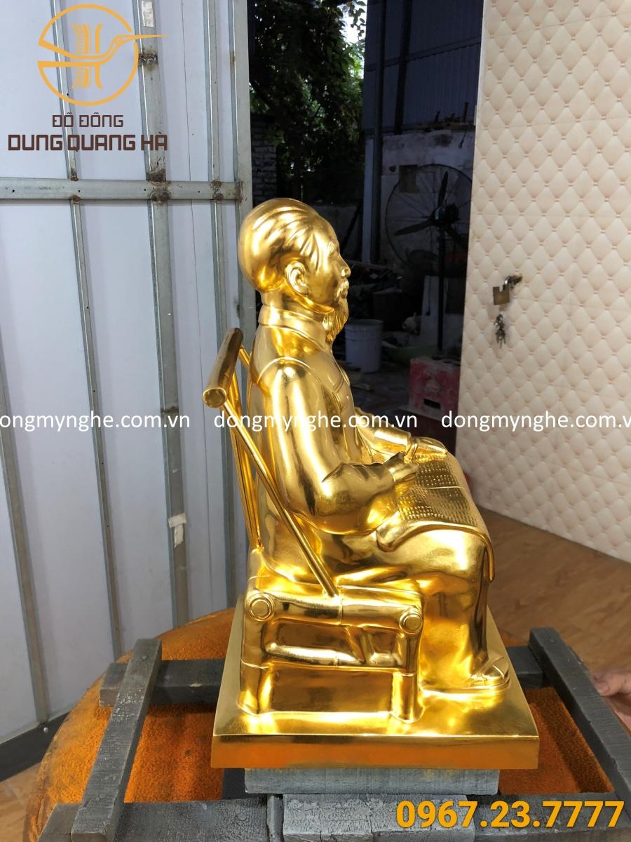Tượng đồng bác hồ ngồi ghế mây dát vàng Tượng đồng bác hồ ngồi ghế mây dát vàng