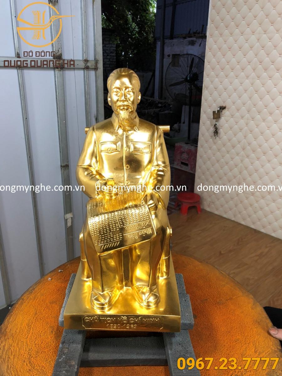 Tượng đồng bác hồ ngồi ghế mây dát vàng Tượng đồng bác hồ ngồi ghế mây dát vàng