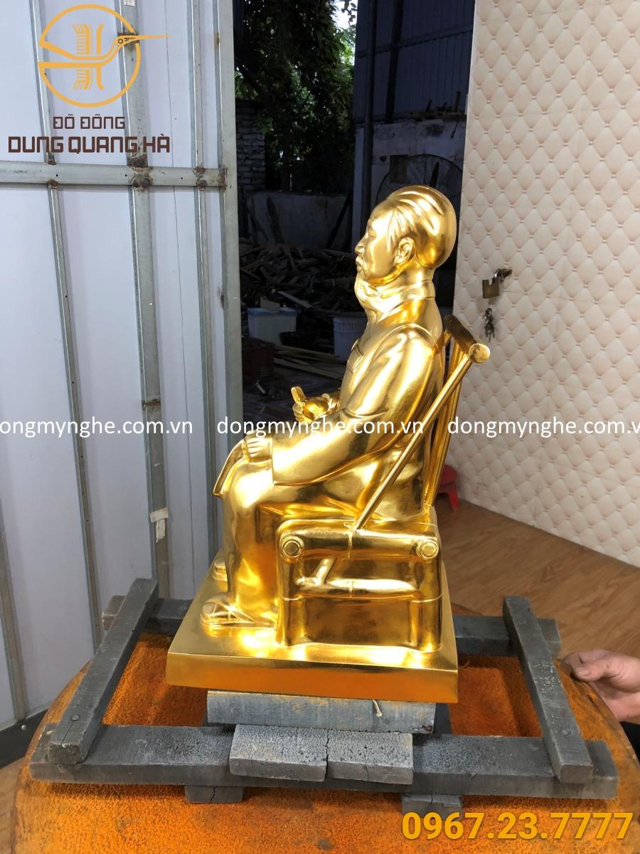 Tượng đồng bác hồ ngồi ghế mây dát vàng Tượng đồng bác hồ ngồi ghế mây dát vàng