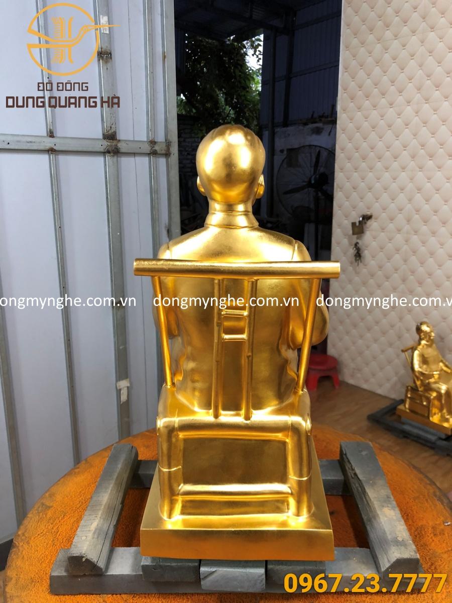 Tượng đồng bác hồ ngồi ghế mây dát vàng Tượng đồng bác hồ ngồi ghế mây dát vàng