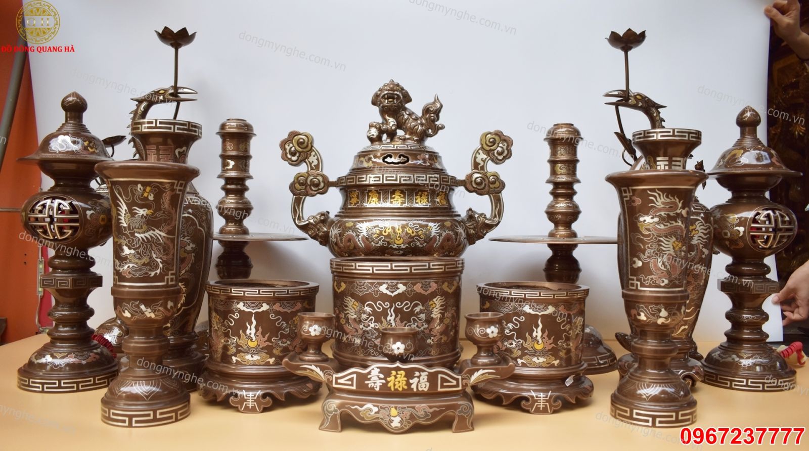 đồ thờ trên bàn thờ gia tiên