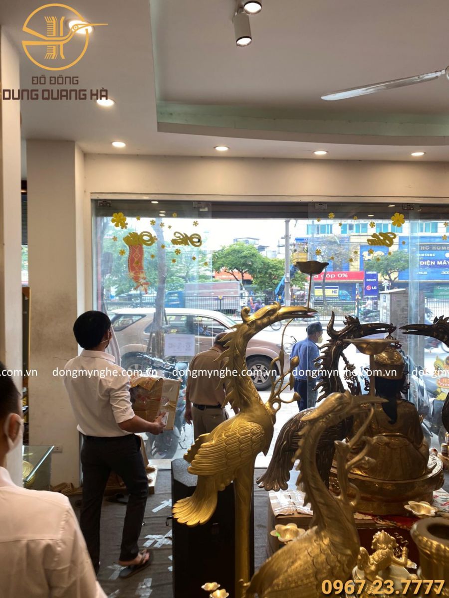 Cựu thứ trưởng bộ tài nguyên môi trường Đặng Hùng Võ mua đồ thờ cúng tại cửa hàng đồ đồng Dung Quang Hà