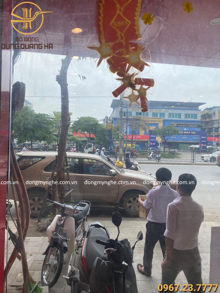 Cựu thứ trưởng bộ tài nguyên môi trường Đặng Hùng Võ mua đồ thờ cúng tại cửa hàng đồ đồng Dung Quang Hà