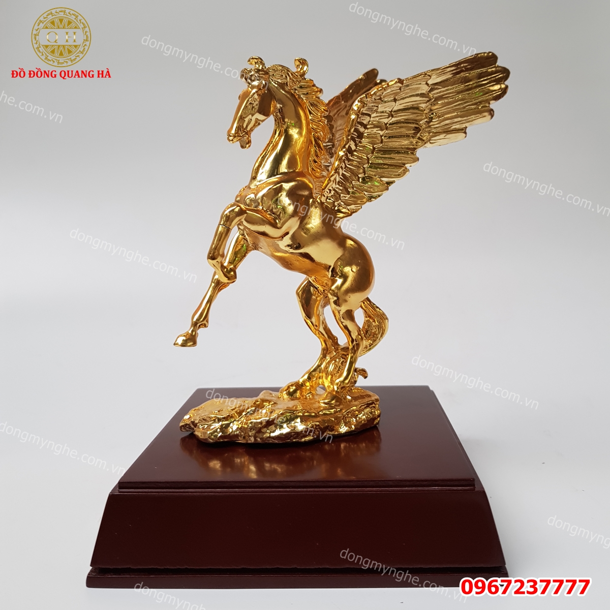 tượng ngựa mạ vàng