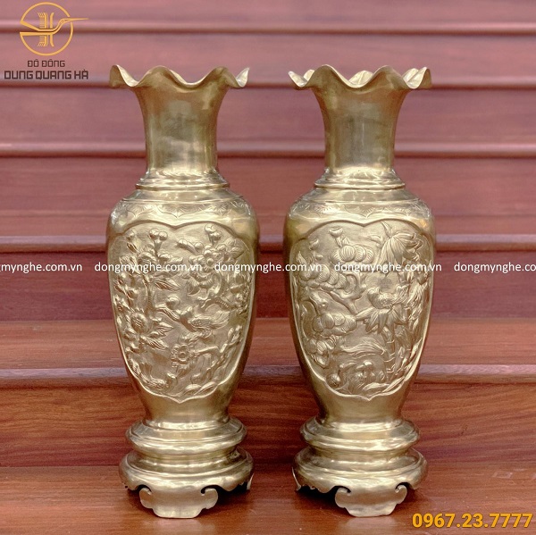 Lọ hoa trên bàn thờ để bên nào 