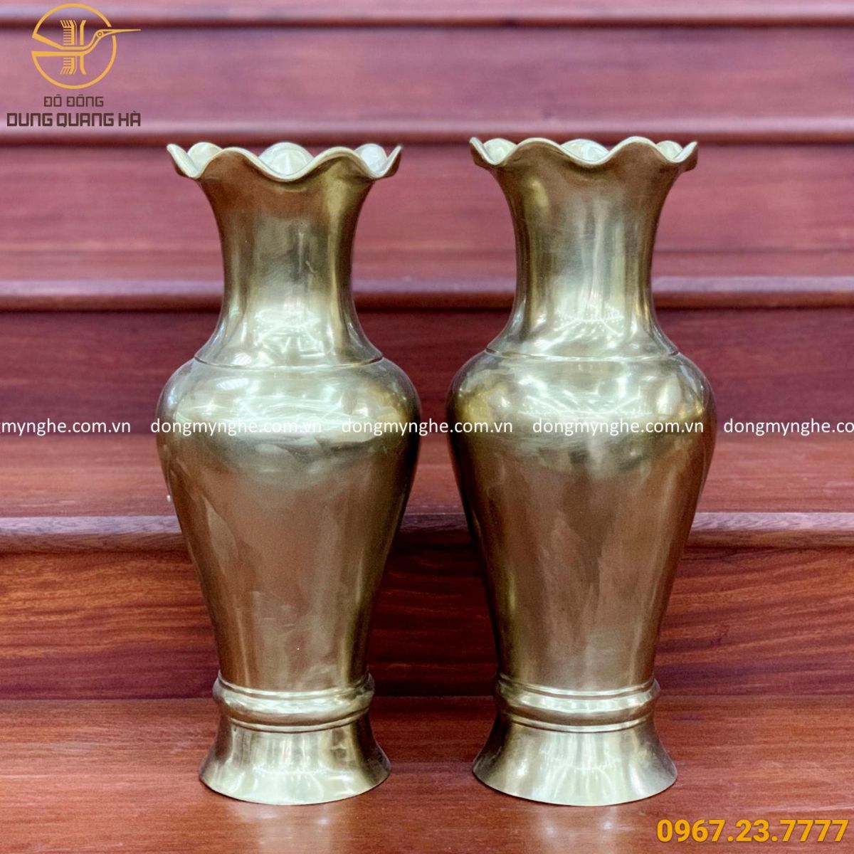 Lọ hoa trên bàn thờ để bên nào 