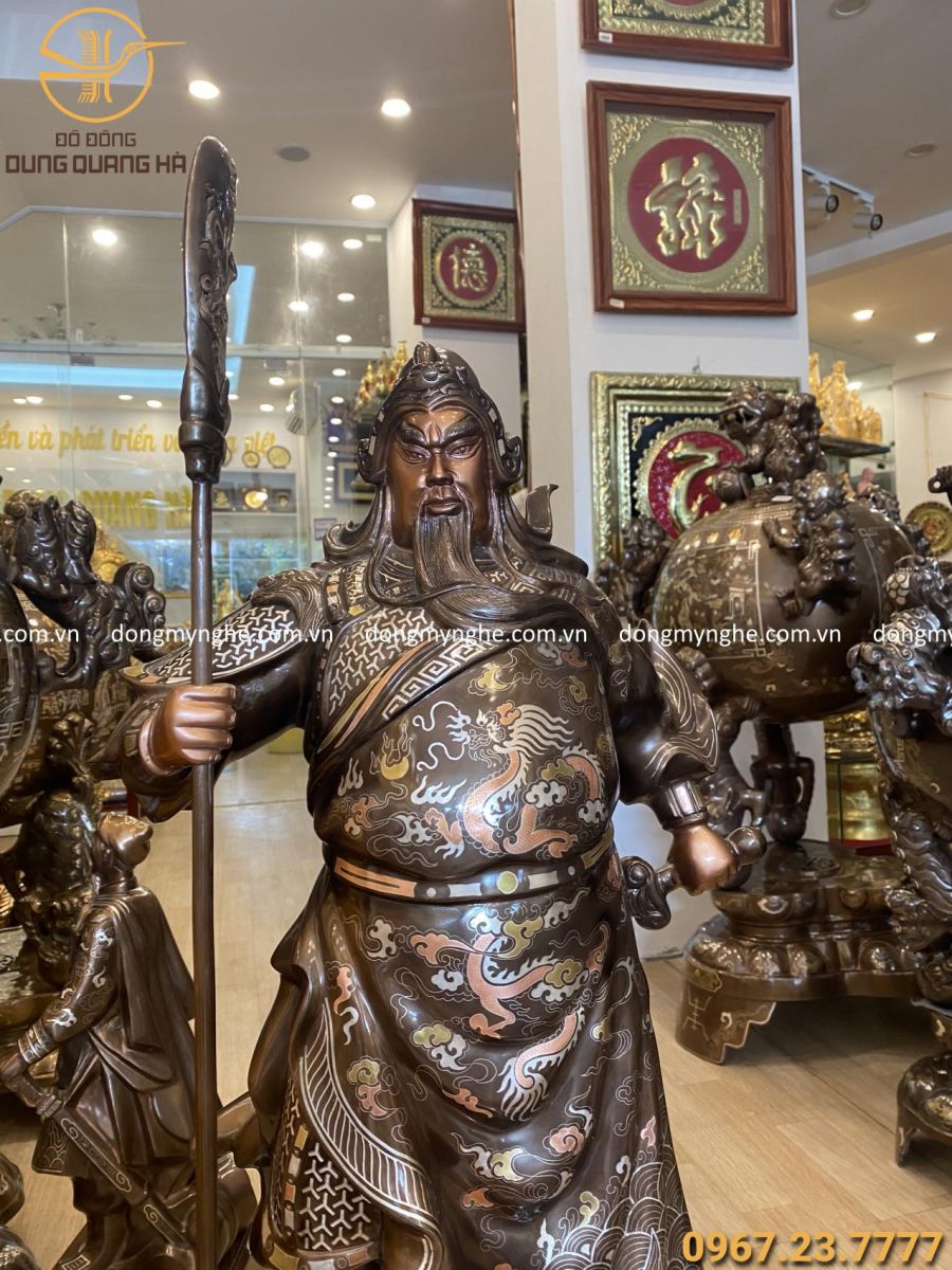 khách hàng lựa chọn được mẫu tượng Quan Công ưng ý