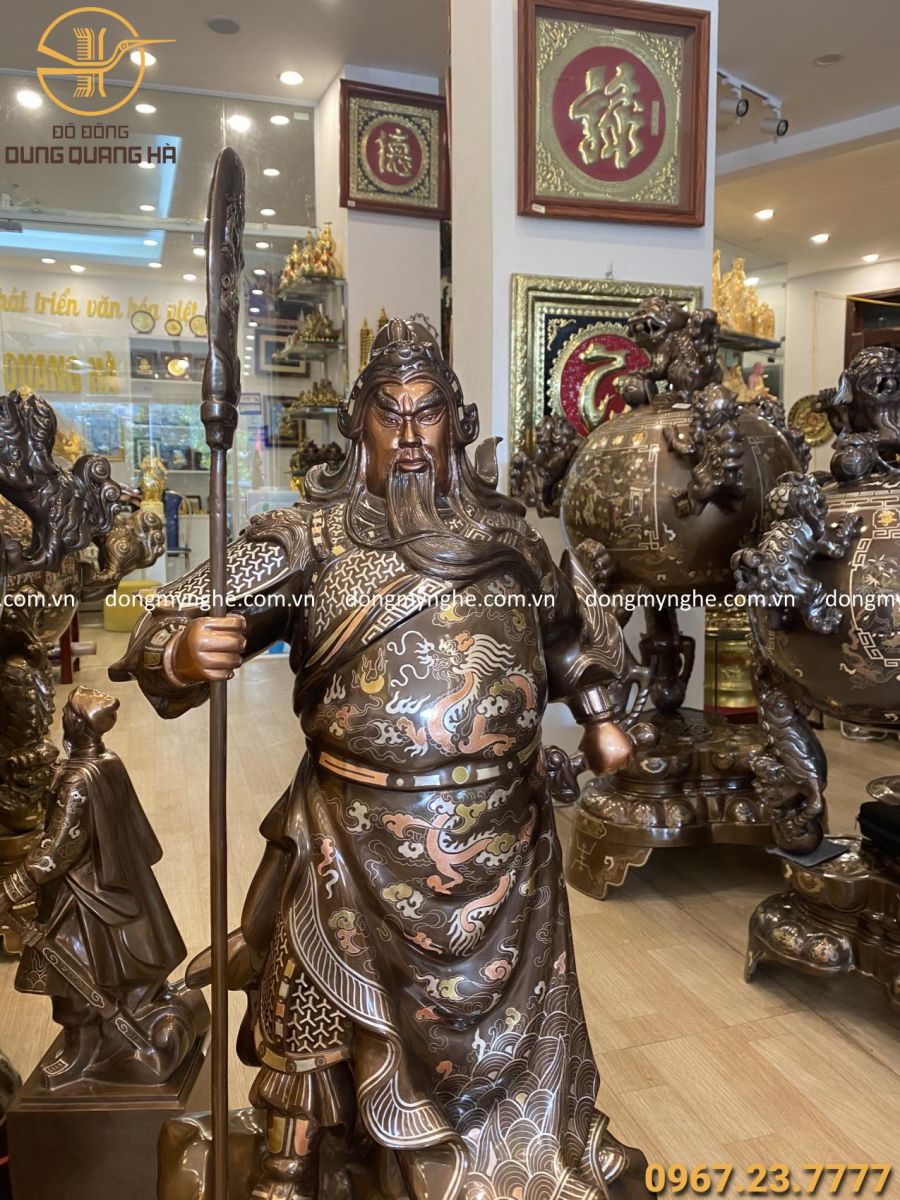 khách hàng lựa chọn được mẫu tượng Quan Công ưng ý