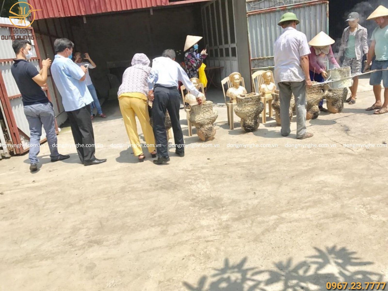 Ngày 19 Khách về dự lễ đúc tượng chân dung tại xưởng